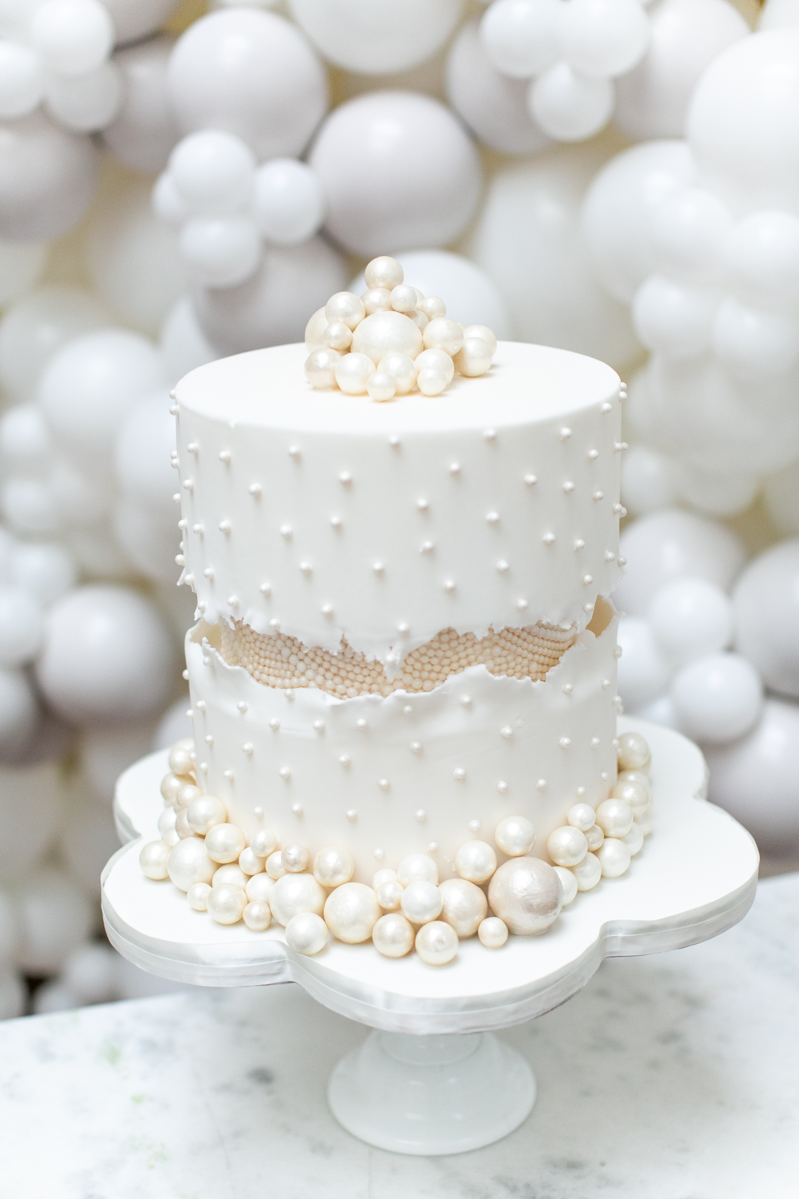 fault-line-pearl-luxury-wedding-cake-from-elizabeths-cake-emporium